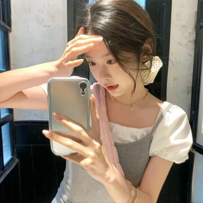 坐在酒吧里吃蛋糕